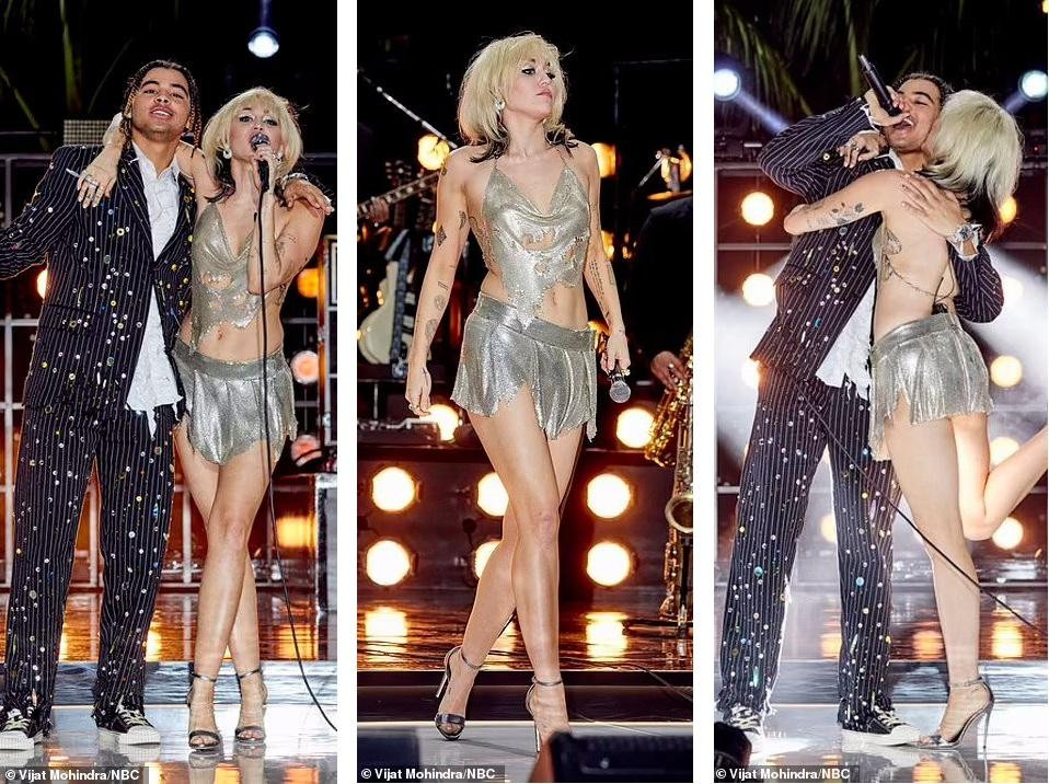 Cô song ca cùng rapper sinh năm 2000 24kGoldn, còn không ngại ôm ấp tình tứ đàn em trên sân khấu.