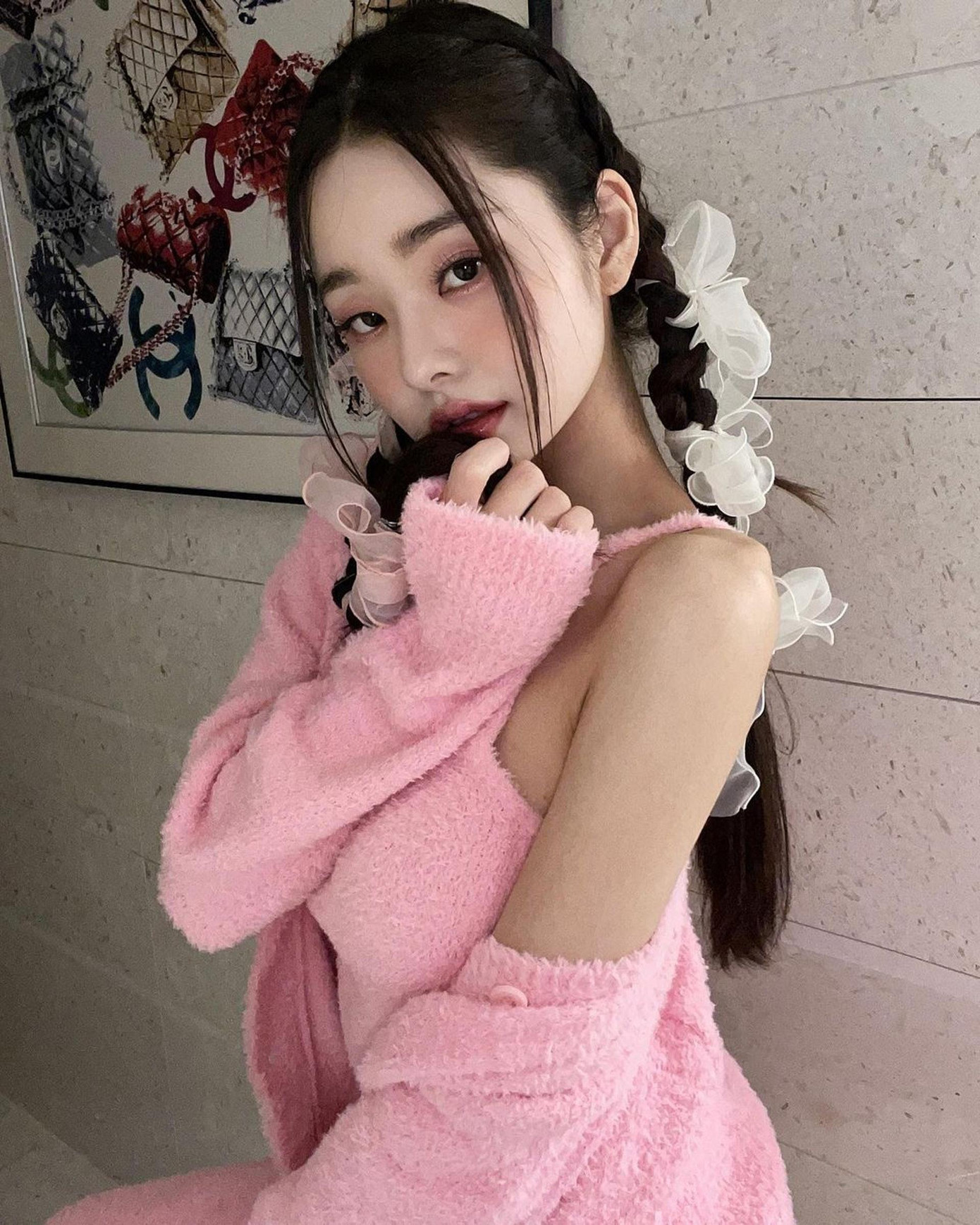 Theo giới thiệu, Song Ji A sinh năm 1997, làm YouTuber sáng tạo nội dung làm đẹp. Ngoài ra, Ji A còn tiết lộ được đào tạo chuyên nghiệp về chuyên ngành múa trong trường đại học. Cô còn là người mẫu ảnh.