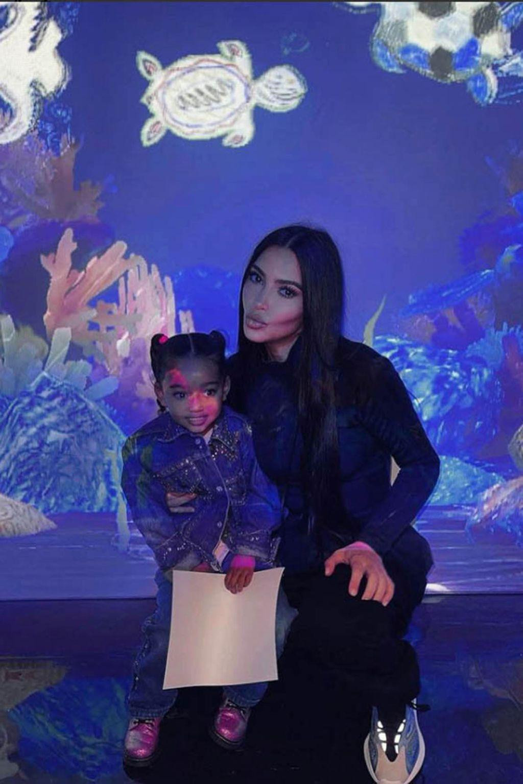 Kim Kardashian đưa con gái Chicago đi thăm thú Bảo tàng Nghệ thuật Châu Á ở San Francisco.