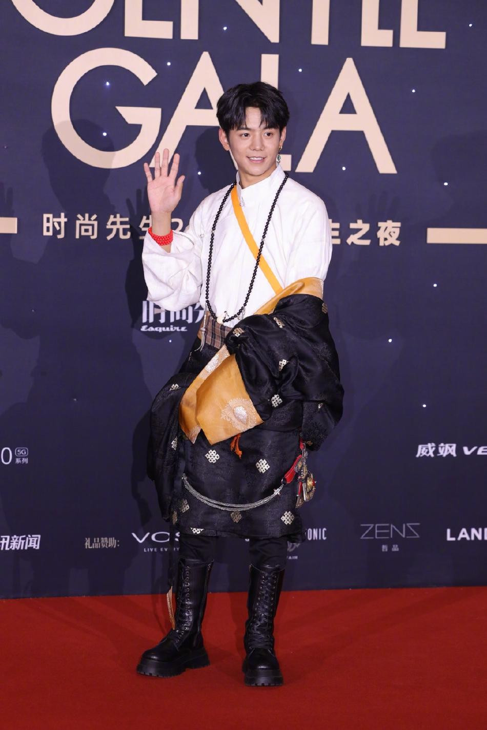 &quot;Hot boy Tây Tạng&quot; Đinh Chân thành tâm điểm nhờ gương mặt tuấn tú, làn da nâu nam tính và phong cách thời trang khác biệt.