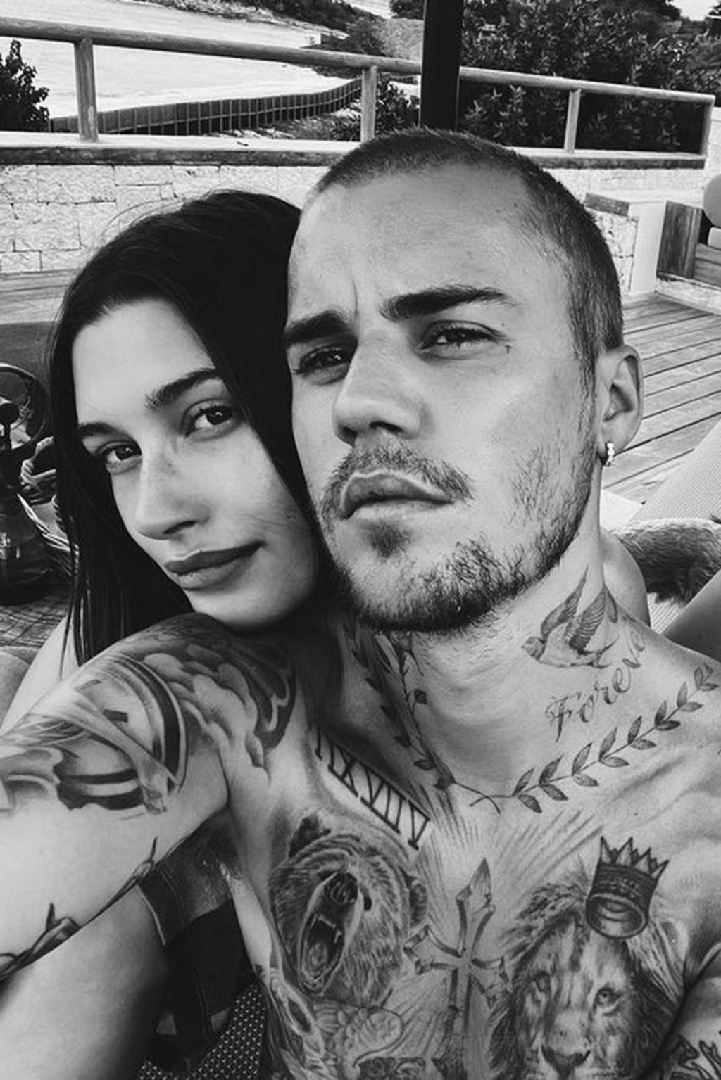 Justin Bieber để trần khoe cơ thể kín hình xăm, chụp ảnh selfie tình tứ cùng bà xã siêu mẫu trong kỳ nghỉ Giáng sinh.