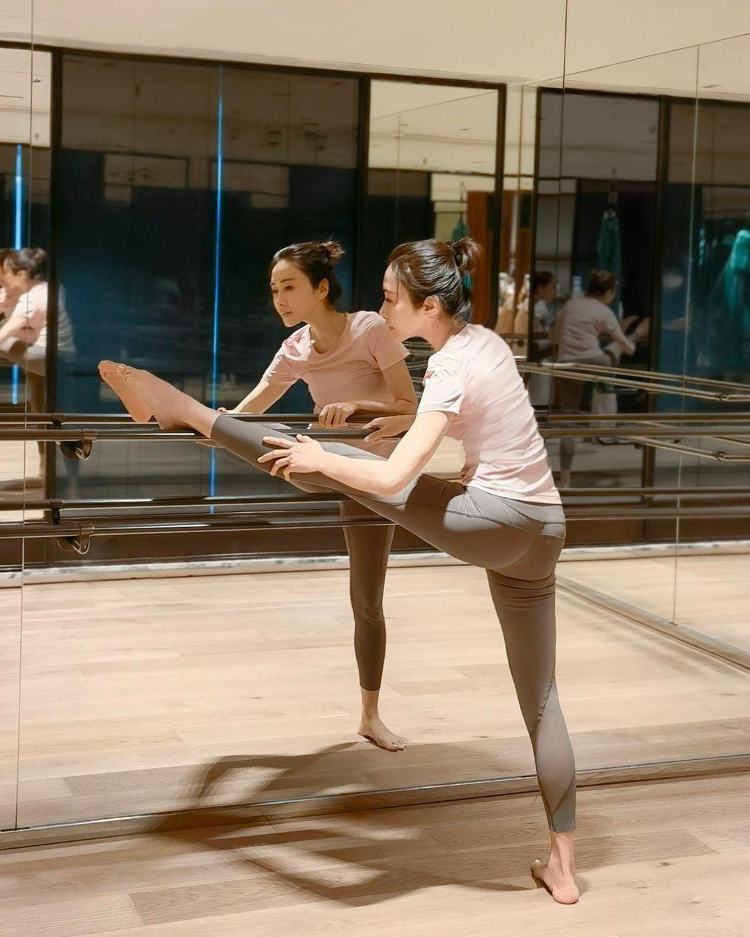 Để giữ gìn vóc dáng chuẩn phom, Lê Tư luôn chú trọng cân bằng dinh dưỡng, ăn thực phẩm lành mạnh và chăm chỉ tập luyện. Được biết, bộ môn yêu thích của người đẹp 7x là yoga.