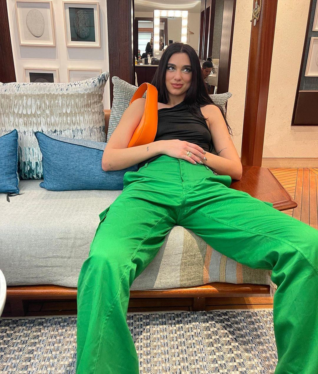 Nữ ca sĩ Dua Lipa cá tính, ngổ ngáo trong chiếc quần màu xanh lá cây "hot trend" năm 2021.