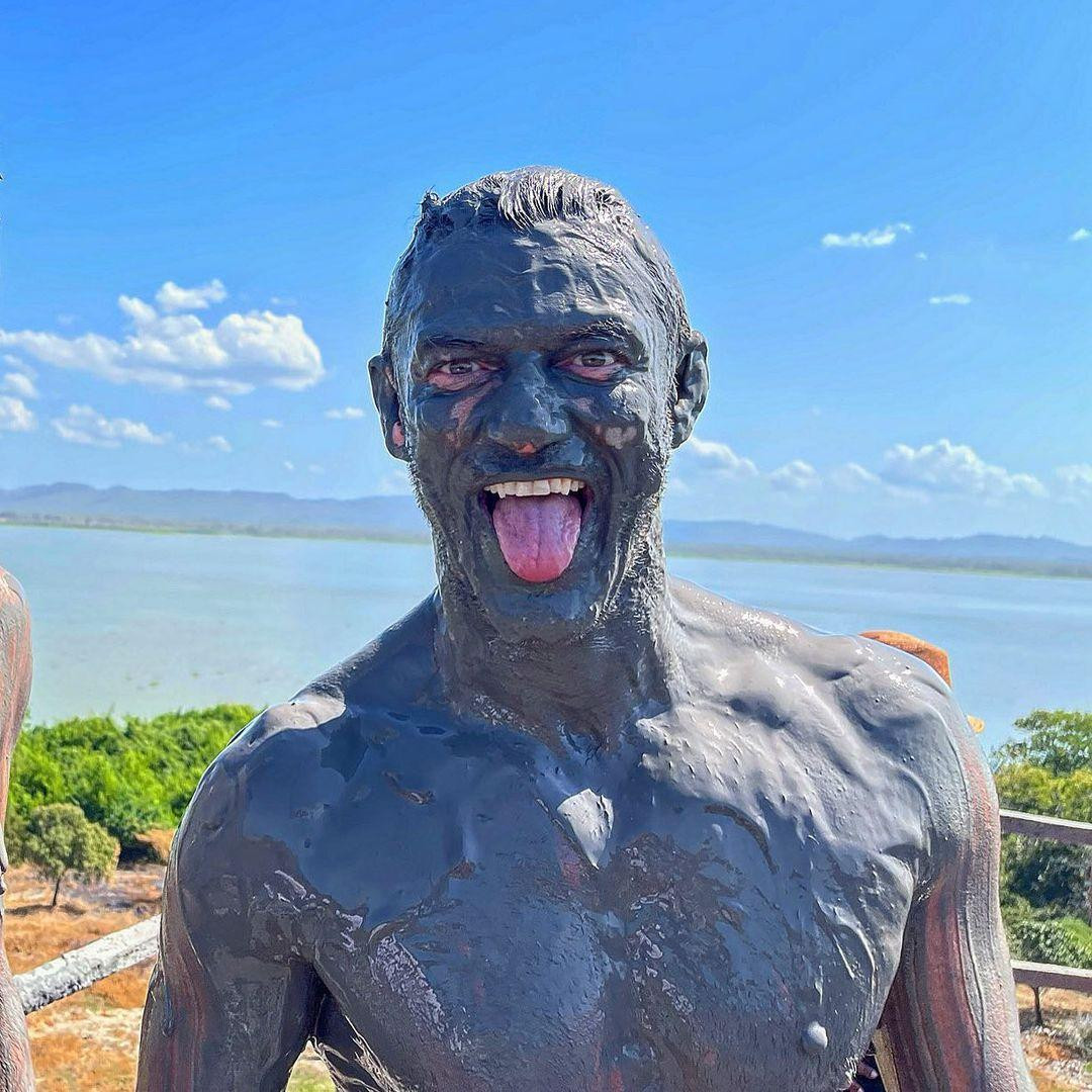 Ngôi sao "Người đẹp và quái vật" Luke Evans trông hài hước trong tình trạng phủ kín bùn.