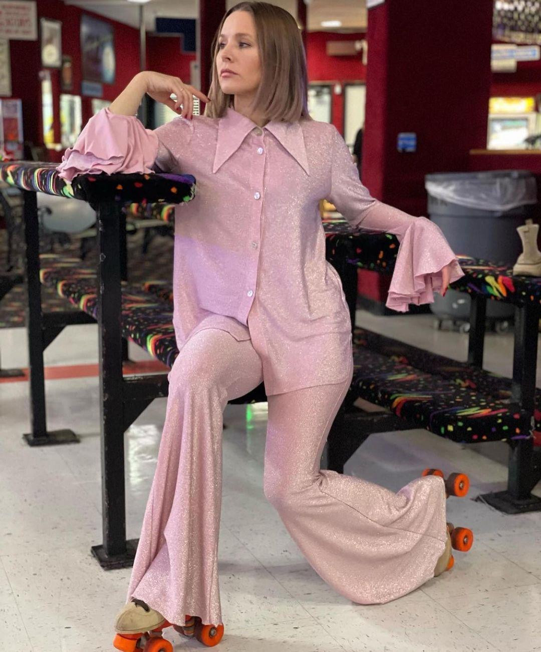 Nữ diễn viên Kristen Bell đi trượt băng cũng phải "lên đồ" lấp lánh nổi bật.