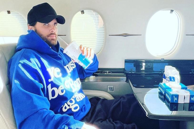 Trong khi đó, bố của 3 đứa trẻ, Scott Disick, thảnh thơi một mình trên khoang máy bay hạng thương gia.