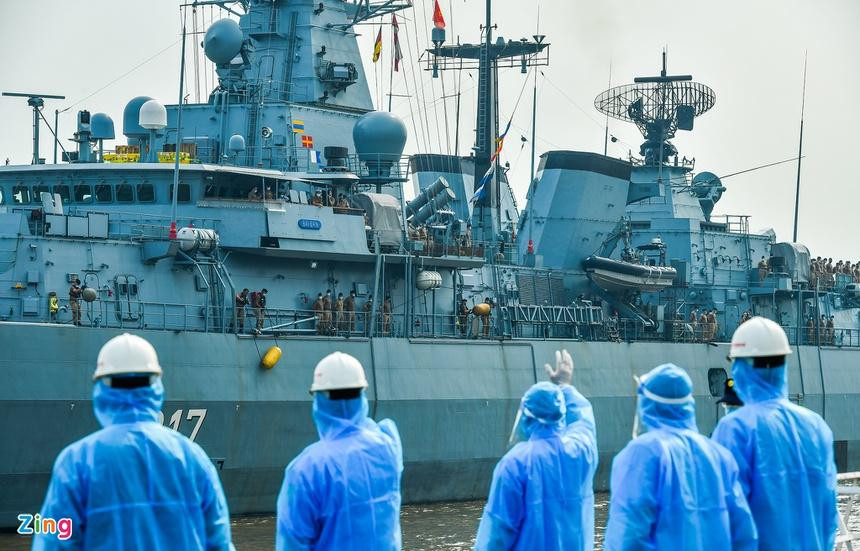 Do ảnh hưởng của dịch COVID-19, thành phần đoàn đón khinh hạm phía Việt Nam mặc trang phục bảo hộ, hỗ trợ thủy thủ đoàn cập cảng. Do ảnh hưởng của dịch COVID-19, thành phần đoàn đón khinh hạm phía Việt Nam mặc trang phục bảo hộ, hỗ trợ thủy thủ đoàn cập cảng.
