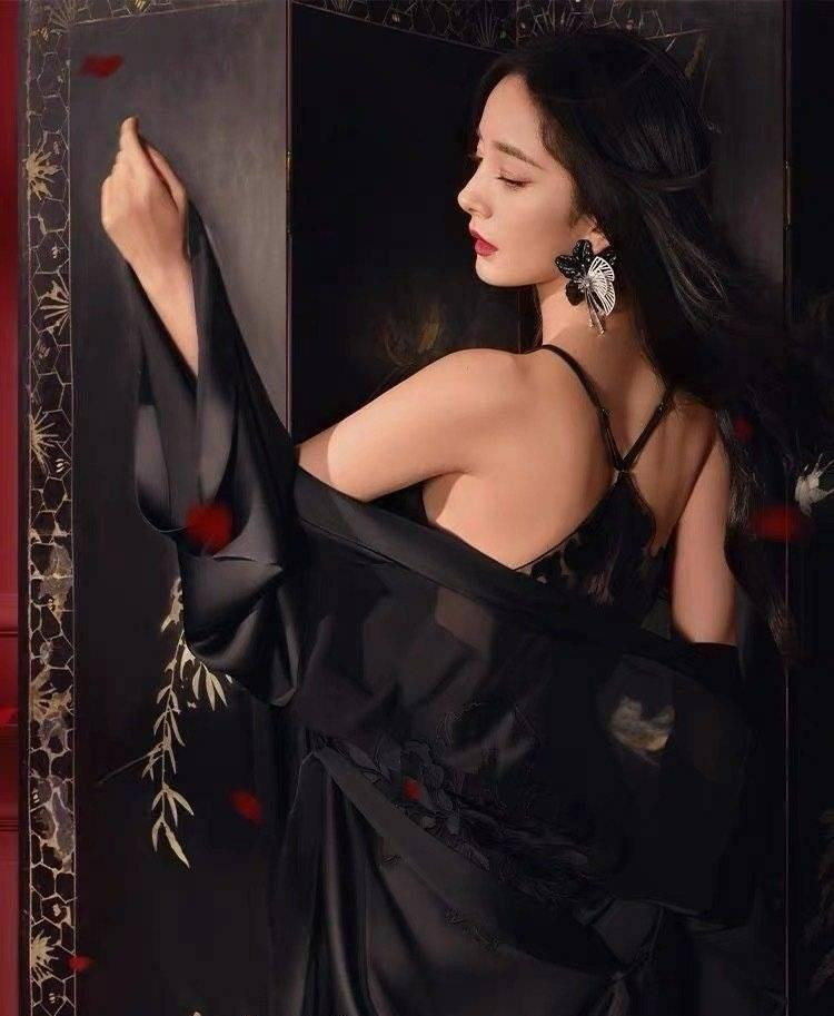 Mới đây, Sohu chia sẻ bộ ảnh nội y đầu năm mới 2022 của Dương Mịch khiến mạng xã hội Trung Quốc &quot;dậy sóng&quot;.