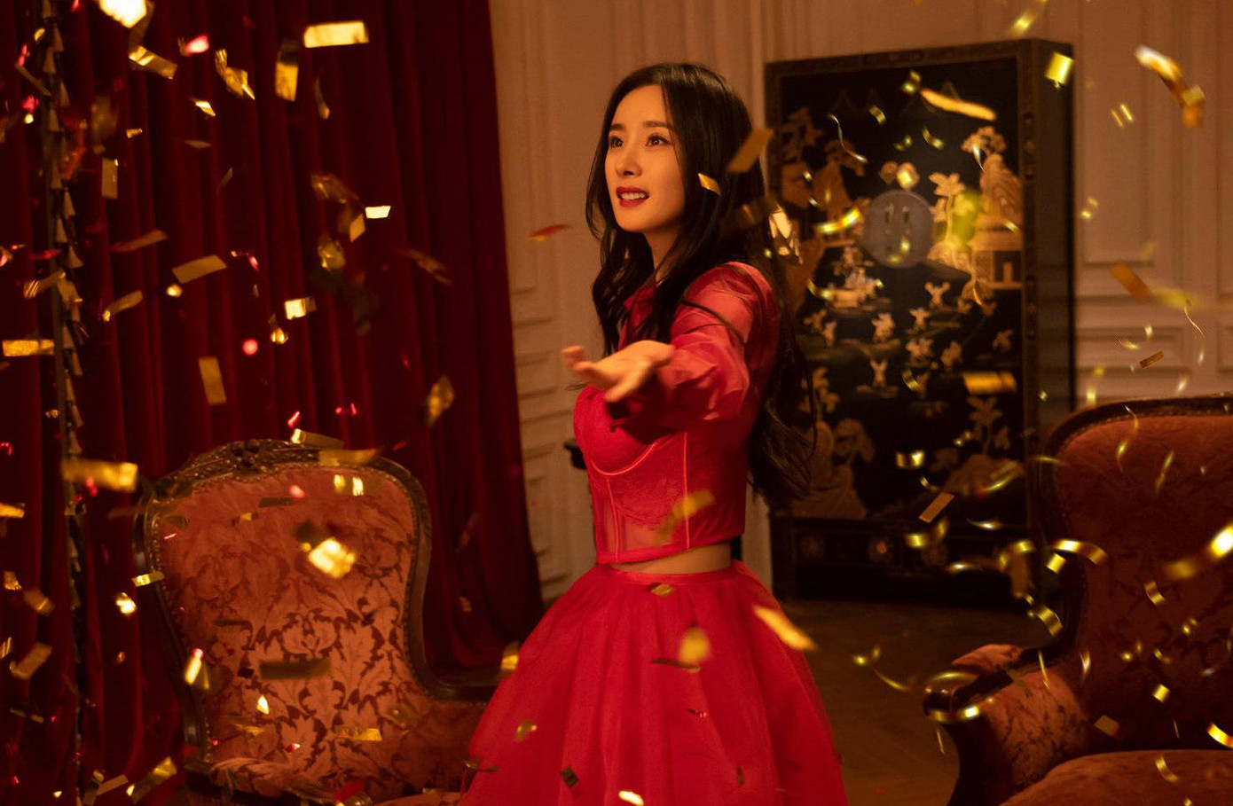 Năm 2022, Dương Mịch có ba dự án là &quot;Cảm ơn bác sĩ&quot;, &quot;Định luật tình yêu 80/20&quot; và &quot;Kiều Tàng&quot;. Bên cạnh fan trung thành háo hức chờ đón, không ít khán giả bày tỏ thất vọng vì Dương Mịch vẫn trung thành với thể loại phim ngôn tình, không hề có sự đột phá trong lựa chọn kịch bản dù đã U40.