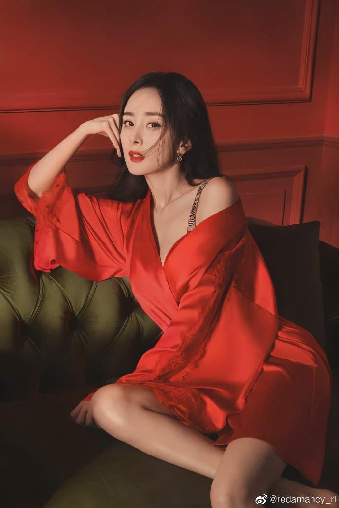 Bộ ảnh gợi cảm của Dương Mịch được tung ra cùng thời điểm mạng xã hội Trung Quốc rộ tin nữ diễn viên 8x sắp gặp lại con gái Tiểu Gạo Nếp sau hơn 1 năm rưỡi xa cách do dịch bệnh và công việc bận rộn.