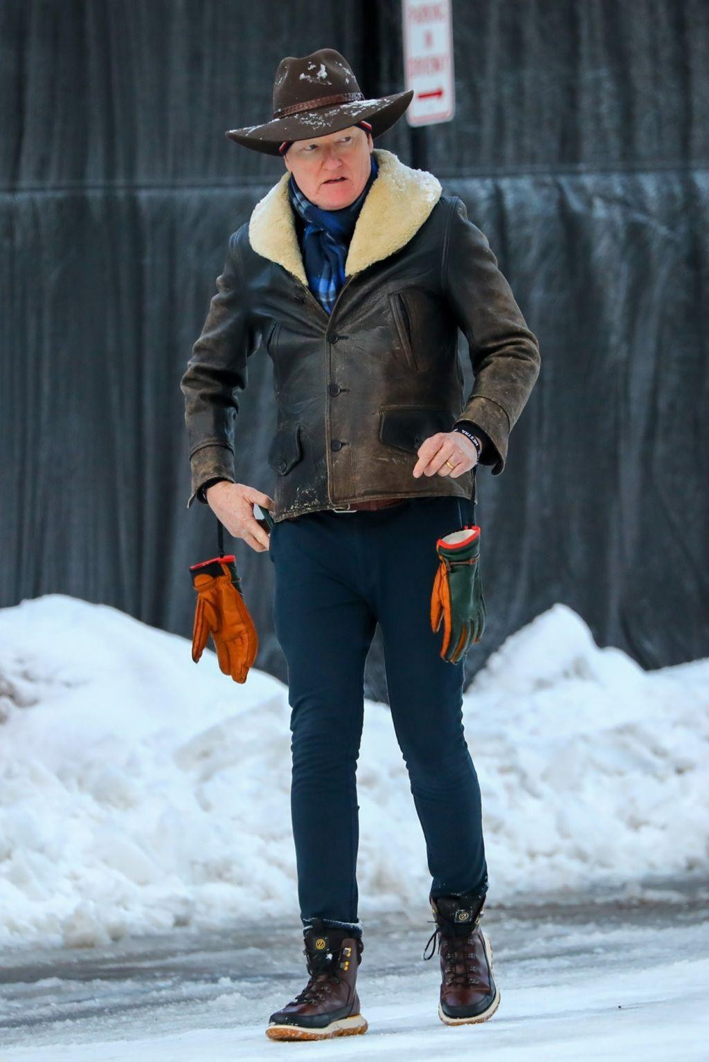 MC Conan O&apos;Brien giống như một ông chủ trang trại khi ông đi nghỉ cùng gia đình ở Aspen, Colorado.