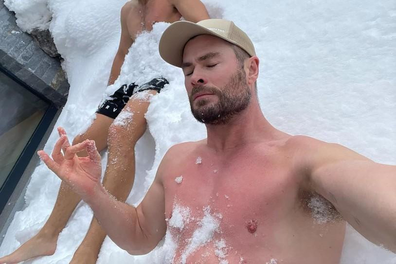 &quot;Thần Sấm&quot; Chris Hemsworth tắm tuyết trong kỳ nghỉ đông cùng gia đình.