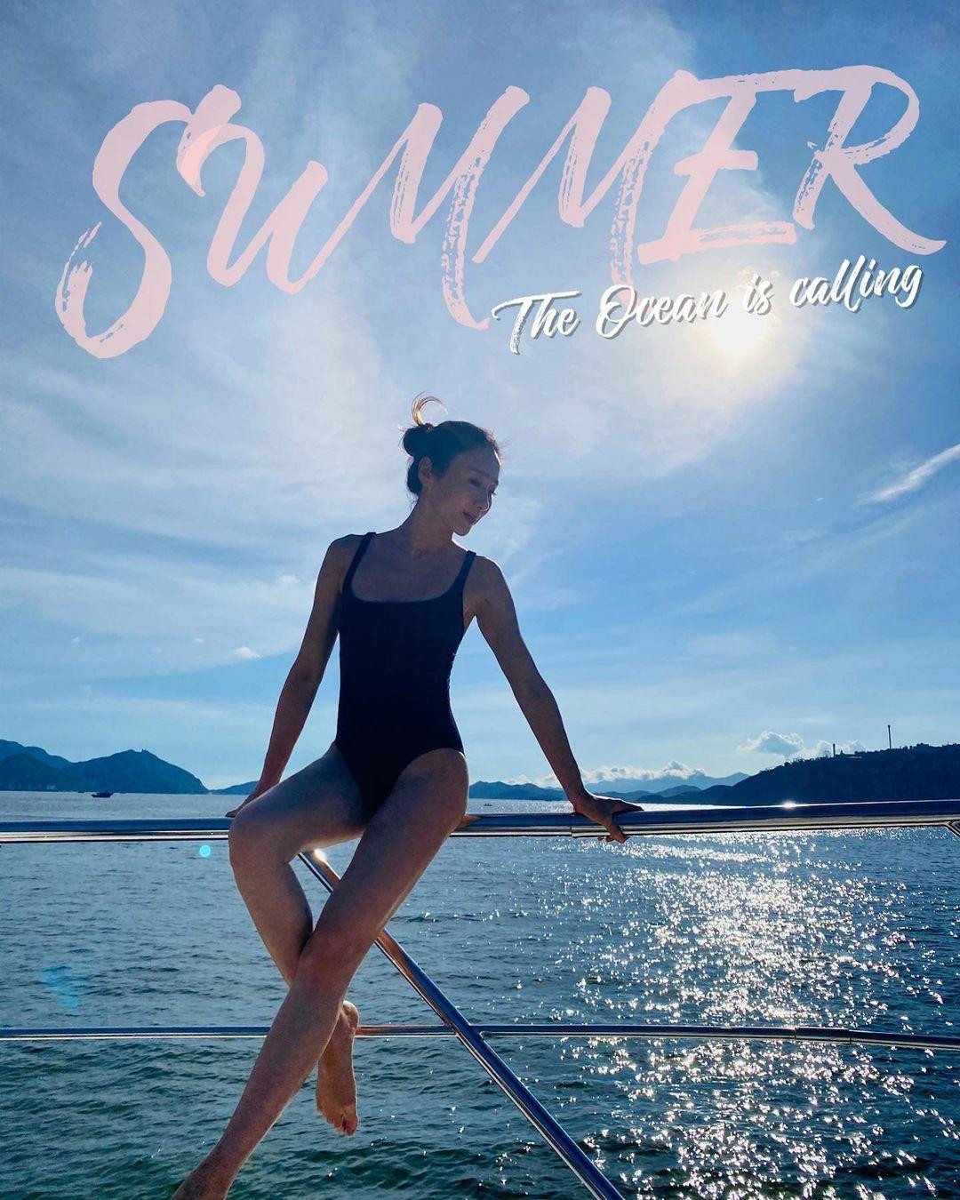 Bà mẹ ba con tự tin &quot;thả dáng&quot; với đồ bơi. Hình thể khiến nhiều cô gái đôi mươi phải &quot;đỏ mắt&quot; ghen tỵ.