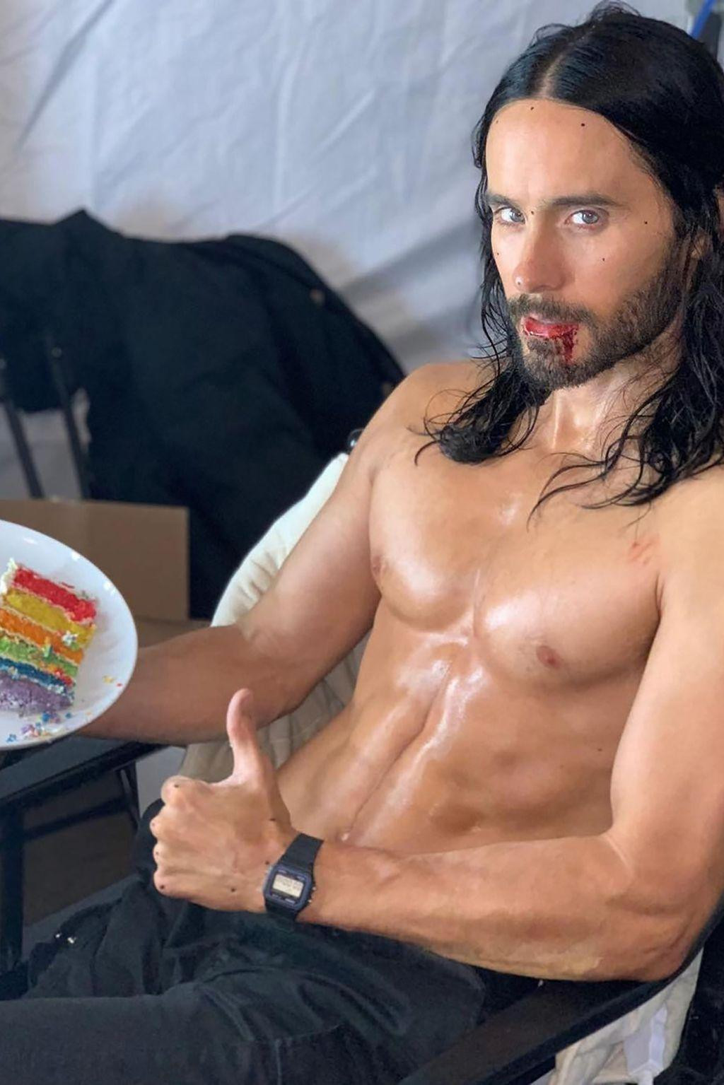 &quot;Joker&quot; Jared Leto được ví như ma cà rồng vì đã bước sang tuổi 50 nhưng không hề có dấu vết tuổi tác nào trên gương mặt và cơ thể.