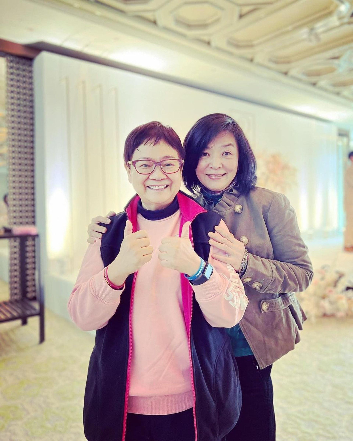 Không còn xuân sắc như ngày xưa, Trần Ngọc Liên vẫn ghi điểm nhờ gương mặt rạng ngời, tươi tắn. Bước sang tuổi 62, bà trông khỏe mạnh và trẻ hơn tuổi thật.