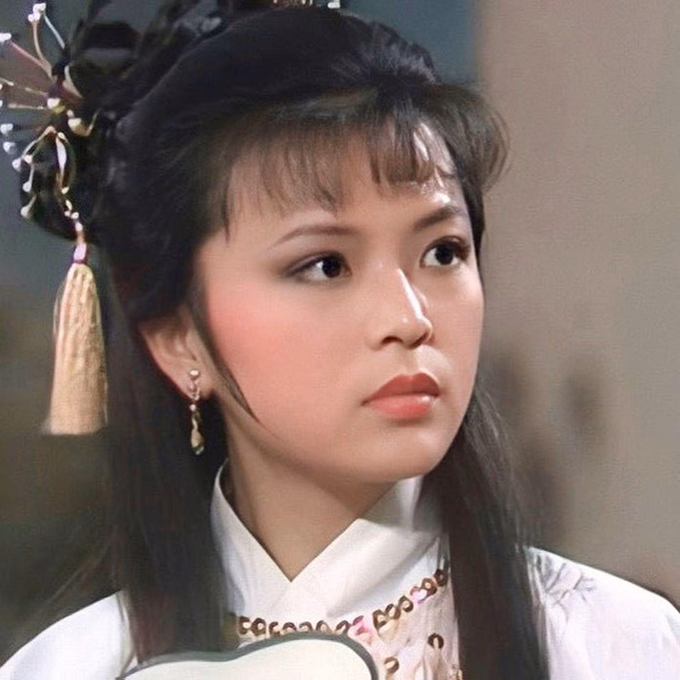 Bộ phim đầu tiên bà tham gia là "Ỷ Thiên Đồ Long Ký" bản 1978, với vai Tiểu Chiêu. Sau đó, bà xuất hiện đều đặn trong các dự án phim của TVB như "Phi Ưng đại hiệp", "Thập Tam Thái Bảo"... Sự nghiệp của bà bước vào giai đoạn đỉnh cao nhờ vai diễn Vương Ngữ Yên trong “Thiên Long Bát Bộ” năm 1982 và vai diễn Tiểu Long Nữ trong “Thần điêu đại hiệp” năm 1983.