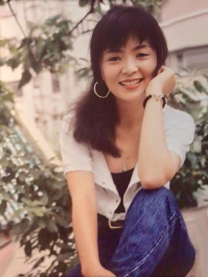 Trần Ngọc Liên thuộc thế hệ minh tinh sáng giá của làng giải trí xứ Cảng Thơm thập niên 1980. Bà vào nghề từ lúc mới 17 tuổi, được nhận vào khóa học đào tạo diễn viên của đài TVB và tốt nghiệp loại ưu.