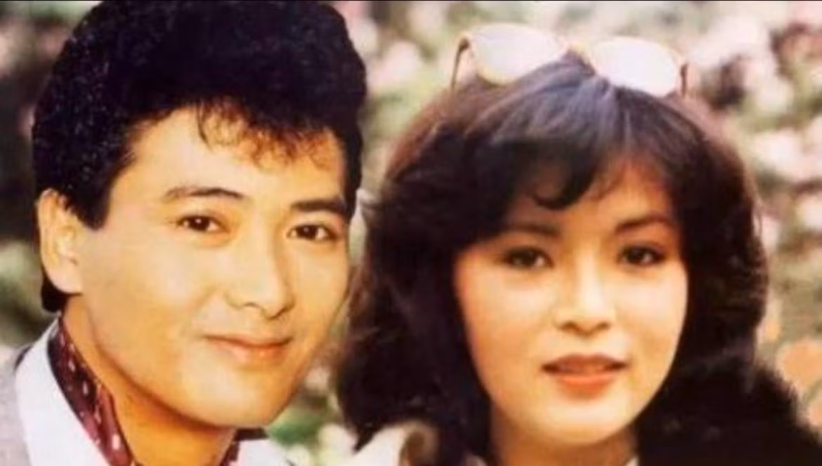 Ngoài ra, Trần Ngọc Liên từng có mối tình "khắc cốt ghi tâm" với Châu Nhuận Phát. Hai người nảy sinh tình cảm khi đóng chung phim "Ông trùm" năm 1978. Theo Trần Ngọc Liên, "Thần bài" là mối tình đầu của bà, thậm chí bà đã tính đến chuyện rời showbiz để kết hôn với tài tử họ Châu. Tuy nhiên, mối tình đẹp chỉ kéo dài 5 năm vì Trần Ngọc Liên không được lòng "mẹ chồng".