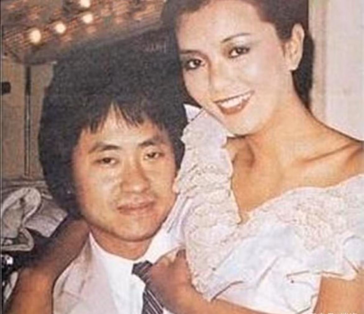 Năm 1984, Trần Ngọc Liên lên xe hoa với doanh nhân Hoa kiều Trần Siêu Võ, rồi sang Mỹ định cư. Tuy nhiên, cuộc hôn nhân đổ vỡ sau 8 năm. Hai người không có con chung. Sau ly hôn, bà về Hong Kong và tiếp tục theo đuổi sự nghiệp diễn xuất. Bộ phim gần nhất bà tham gia là "Danh viện vọng tộc" của đài TVB năm 2012.