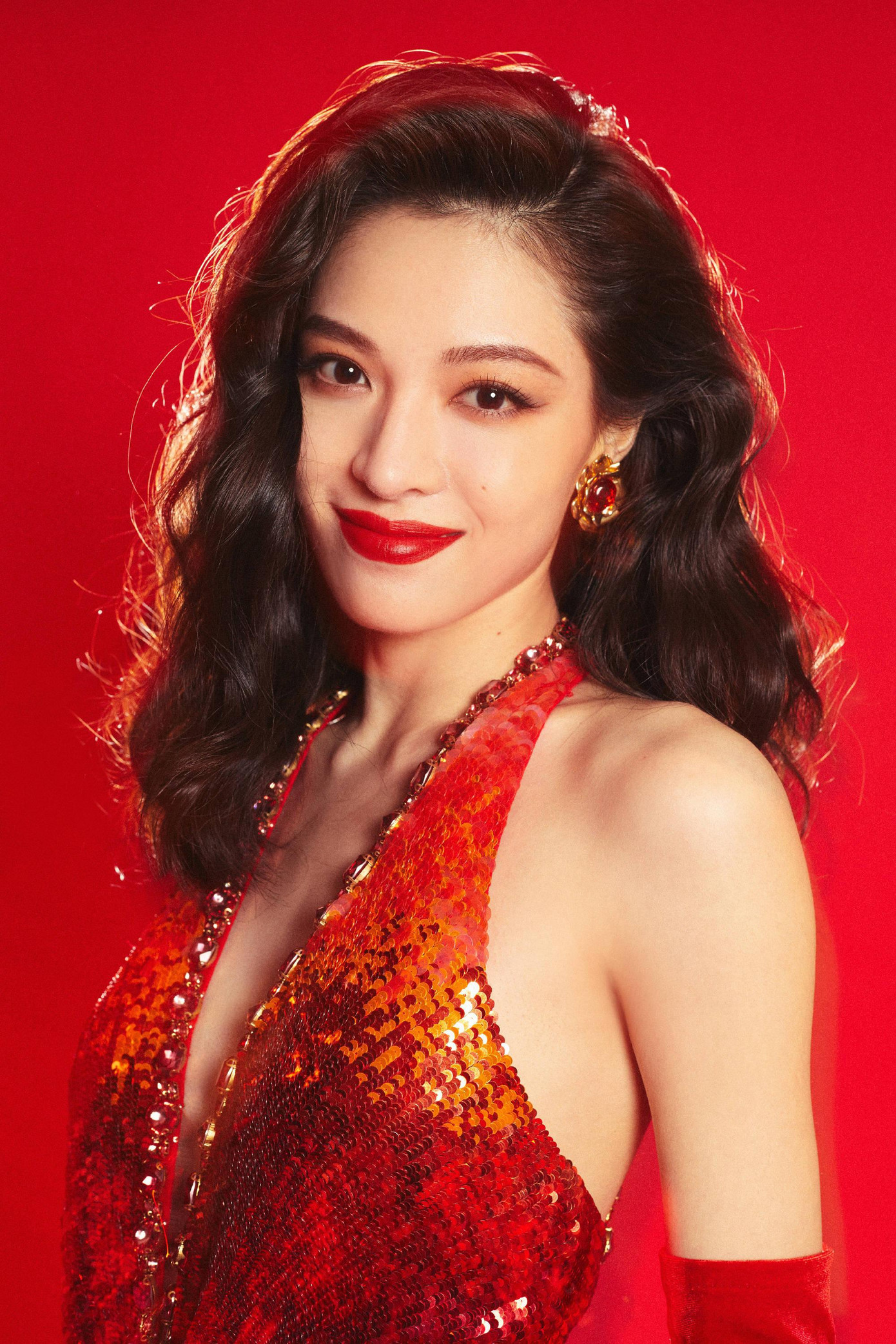 Cô "lên đồ" và trang điểm theo phong cách mỹ nhân Hollywood cổ điển. Cô "lên đồ" và trang điểm theo phong cách mỹ nhân Hollywood cổ điển.