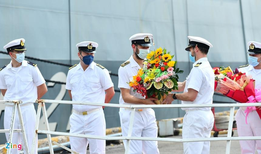 Thủy thủ đoàn nhận hoa chào mừng của Đại sứ quán Đức tại TPHCM, hoa của đại diện một số ban, ngành của thành phố. Chuyến hải trình của khinh hạm tại khu vực Ấn Độ Dương - Thái Bình Dương nhấn mạnh hợp phần chính sách an ninh trong Định hướng Ấn Độ Dương - Thái Bình Dương do chính phủ liên bang thông qua tháng 9/2020, nhằm tăng cường vai trò của Đức với tư cách là một bên tham gia kiến thiết và một đối tác tại khu vực này. Thủy thủ đoàn nhận hoa chào mừng của Đại sứ quán Đức tại TPHCM, hoa của đại diện một số ban, ngành của thành phố. Chuyến hải trình của khinh hạm tại khu vực Ấn Độ Dương - Thái Bình Dương nhấn mạnh hợp phần chính sách an ninh trong Định hướng Ấn Độ Dương - Thái Bình Dương do chính phủ liên bang thông qua tháng 9/2020, nhằm tăng cường vai trò của Đức với tư cách là một bên tham gia kiến thiết và một đối tác tại khu vực này.