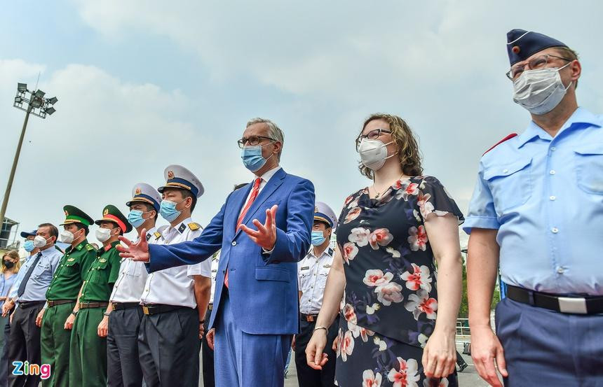 Con tàu khởi hành vào tháng 8 năm ngoái và tiến vào Biển Đông vào tháng 12/2021. Đây là chuyến thăm đầu tiên của một tàu hải quân Đức tại Việt Nam. "Các tuyến đường biển rộng mở có ý nghĩa đặc biệt quan trọng về mặt kinh tế đối với Đức và châu Âu. Sứ mệnh của khinh hạm Bayern là đóng góp cụ thể vào việc bảo vệ và giữ vững trật tự dựa trên luật lệ tại khu vực Ấn Độ Dương - Thái Bình Dương", Đại sứ quán Đức khẳng định. Con tàu khởi hành vào tháng 8 năm ngoái và tiến vào Biển Đông vào tháng 12/2021. Đây là chuyến thăm đầu tiên của một tàu hải quân Đức tại Việt Nam. "Các tuyến đường biển rộng mở có ý nghĩa đặc biệt quan trọng về mặt kinh tế đối với Đức và châu Âu. Sứ mệnh của khinh hạm Bayern là đóng góp cụ thể vào việc bảo vệ và giữ vững trật tự dựa trên luật lệ tại khu vực Ấn Độ Dương - Thái Bình Dương", Đại sứ quán Đức khẳng định.