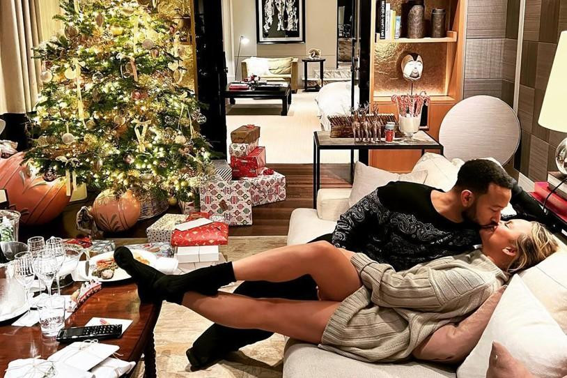 John Legend và Chrissy Teigen trao nhau nụ hôn ngọt ngào bên cây thông Noel, bỏ lại một năm nhiều thị phi và đau buồn.