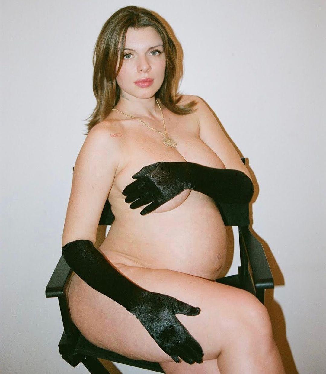 Julia kết hôn với phi công Peter Artemiev vào năm 2018. Cặp đôi chào đón con trai đầu lòng, bé Valentino, vào ngày 17/1/2021. Tuy nhiên, đến tháng 12/2021, Julia &quot;đăng đàn&quot; tố chồng cũ là kẻ nghiện rượu và người cha tồi tệ. Theo Julia, chồng cũ bỏ đi để lại cho cô con trai 5 tháng tuổi, một con chó, một ngôi nhà và một đống hóa đơn chưa chi trả.