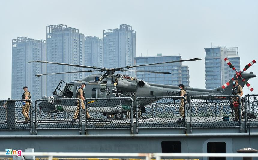 Trực thăng chiến đấu thuộc biên chế của khinh hạm. Tàu chiến này còn được trang bị pháo hạm 76mm, bệ phóng thẳng đứng cho tên lửa phòng không và các bệ tên lửa chống hạm cùng ngư lôi. Trực thăng chiến đấu thuộc biên chế của khinh hạm. Tàu chiến này còn được trang bị pháo hạm 76mm, bệ phóng thẳng đứng cho tên lửa phòng không và các bệ tên lửa chống hạm cùng ngư lôi.