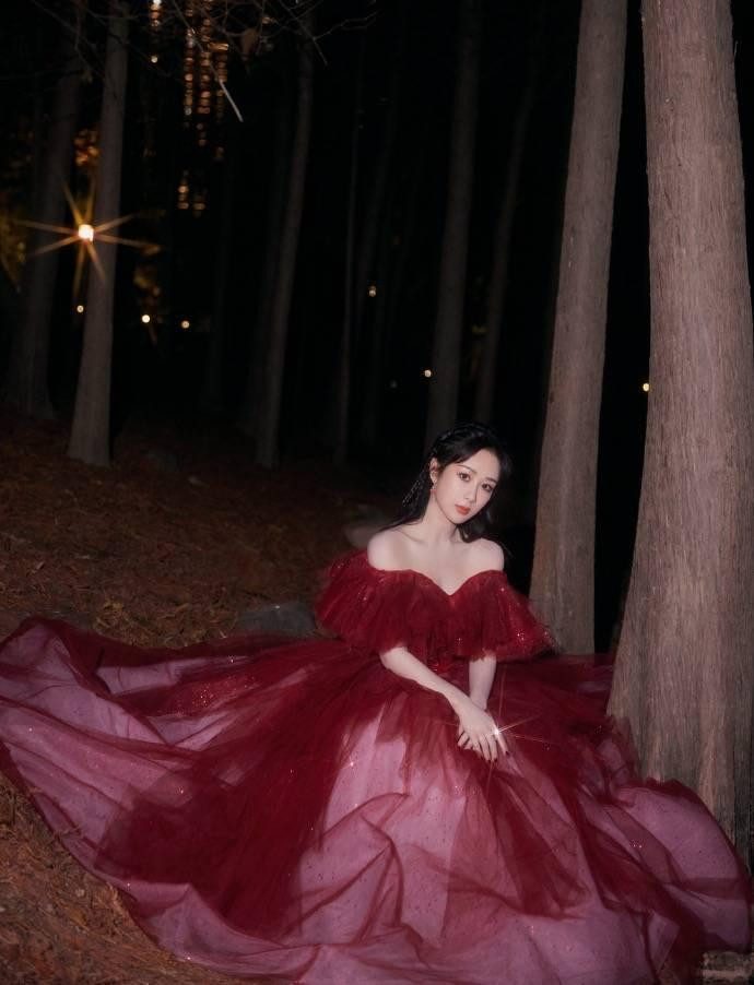 Cô được ví như nàng công chúa xinh đẹp lạc trong rừng đêm giao thừa. Cô được ví như nàng công chúa xinh đẹp lạc trong rừng đêm giao thừa.