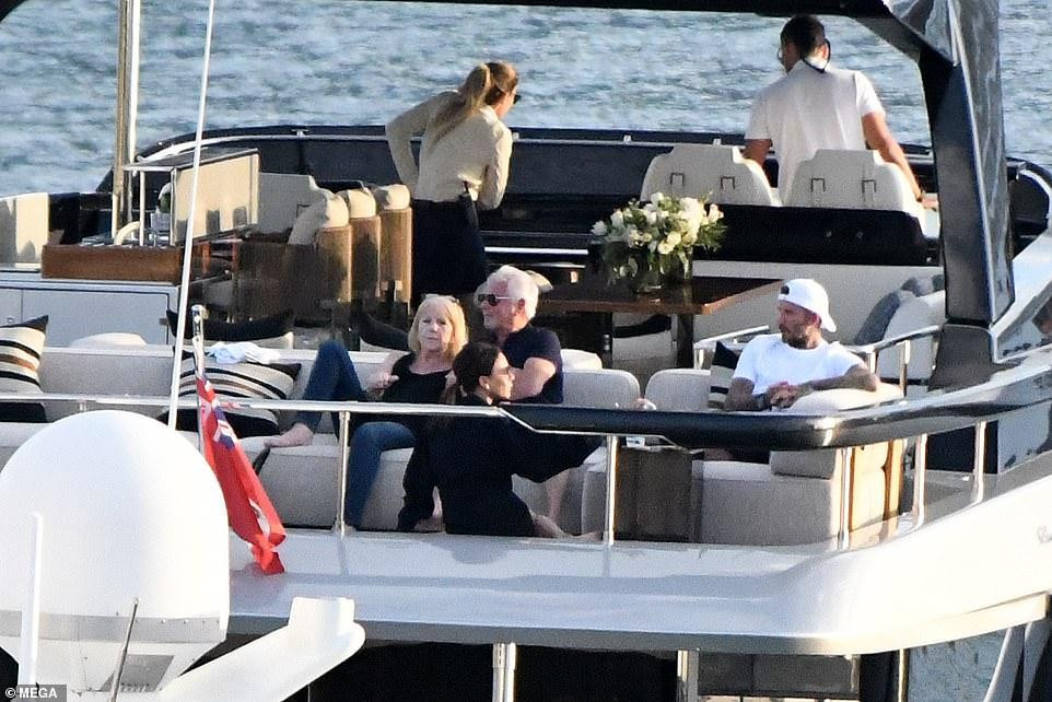 Đi cùng cặp đôi nổi tiếng có bố mẹ của Victoria là Anthony và Jackie Adams. Bốn người ngồi thư giãn, ngắm hoàng hôn trên boong tàu, xung quanh có nhân viên phục vụ đồ uống. Theo Daily Mail, gia đình Beckham đi nghỉ trên du thuyền Riva Argo sang trọng dài hơn 28m, do Ý sản xuất.