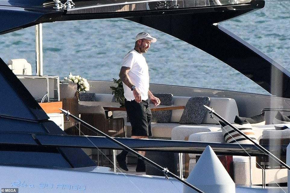 Trong khi đó, David giản dị với áo phông trắng, quần lửng đen và mũ lưỡi trai trùng màu áo.