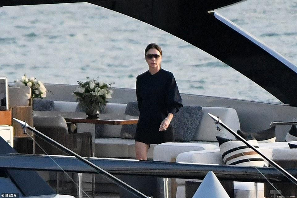 Sau đó, nhà thiết kế thời trang 7x thay chiếc váy khác kín đáo hơn. Trong bộ đồ mới, cô toát lên vẻ sang chảnh, lạnh lùng.