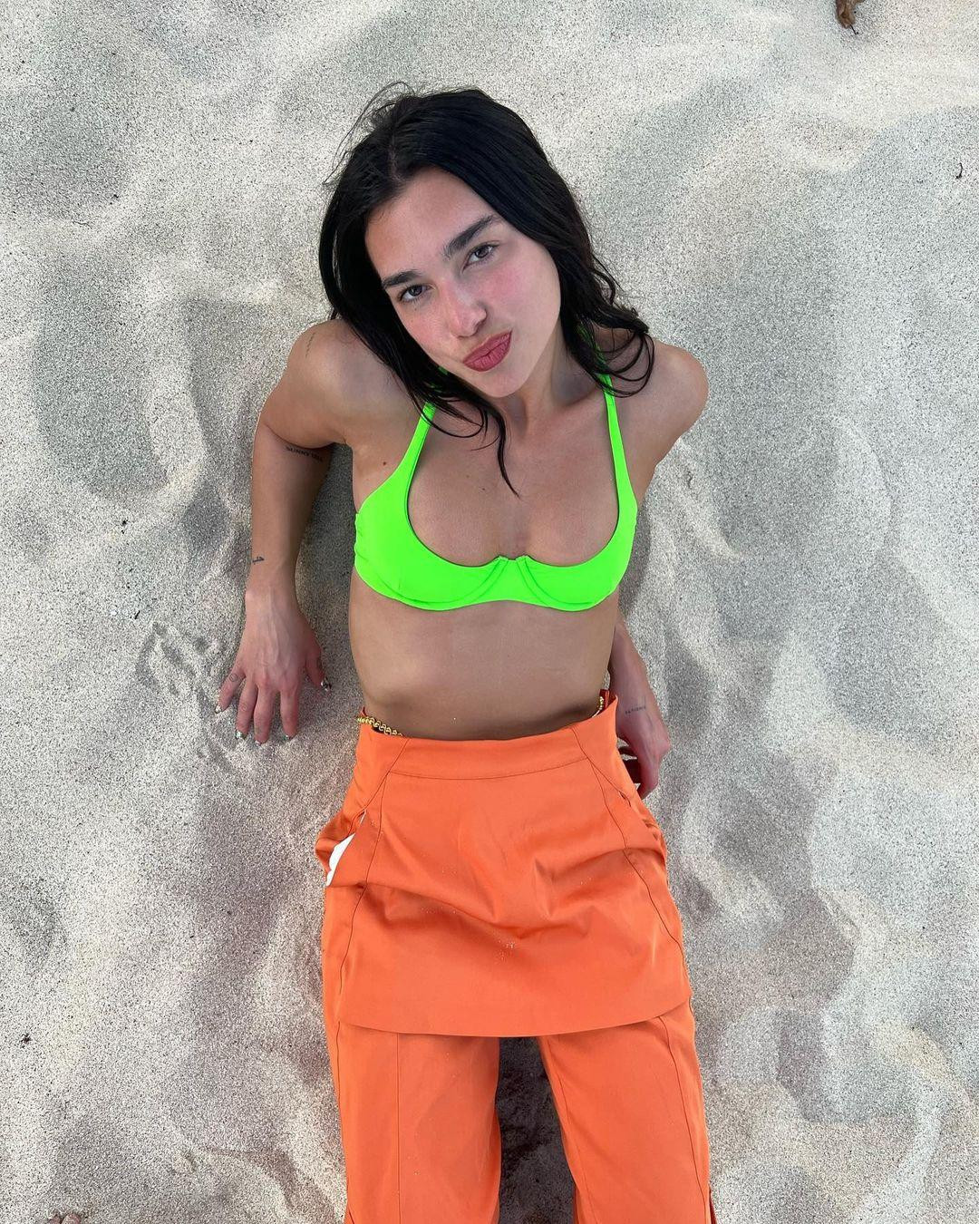 Nữ ca sĩ Dua Lipa đón chào năm mới 2022 trên bãi biển ở St. Barts sau khi chia tay bạn trai Anwar Hadid. Nữ ca sĩ Dua Lipa đón chào năm mới 2022 trên bãi biển ở St. Barts sau khi chia tay bạn trai Anwar Hadid.