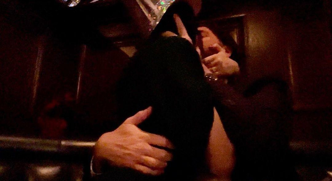 Nữ diễn viên “Đội cứu hộ bãi biển” Alexandra Daddario chia sẻ bức ảnh ôm hôn thắm thiết bạn trai, cùng lời chúc: “Happy New Year!”. Nữ diễn viên “Đội cứu hộ bãi biển” Alexandra Daddario chia sẻ bức ảnh ôm hôn thắm thiết bạn trai, cùng lời chúc: “Happy New Year!”.