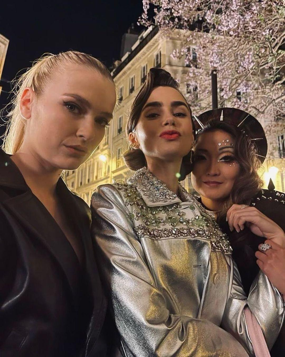 “Bạch Tuyết” Lily Collins đón năm mới với hai bạn diễn trong “Emily In Paris”. “Bạch Tuyết” Lily Collins đón năm mới với hai bạn diễn trong “Emily In Paris”.
