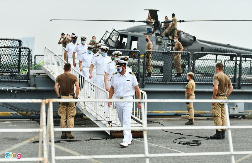 Cũng do ảnh hưởng của dịch COVID-19, chỉ một số đại diện thủy thủ đoàn di chuyển lên cầu cảng để gặp gỡ Đại sứ quán Đức và một số ban, ngành của TPHCM. Số thủy thủ còn lại vẫn ở trên khinh hạm. Cũng do ảnh hưởng của dịch COVID-19, chỉ một số đại diện thủy thủ đoàn di chuyển lên cầu cảng để gặp gỡ Đại sứ quán Đức và một số ban, ngành của TPHCM. Số thủy thủ còn lại vẫn ở trên khinh hạm.