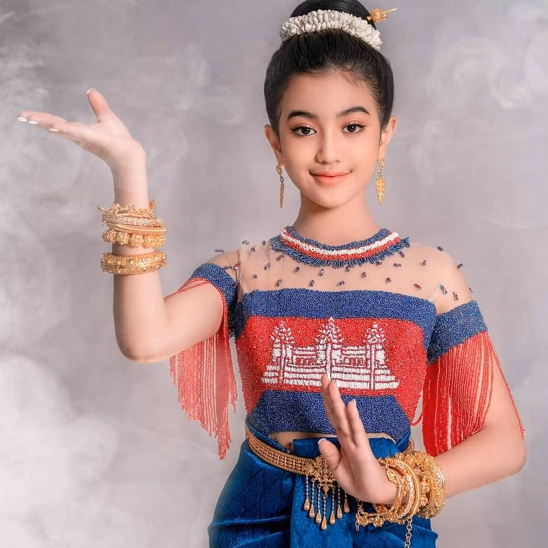 Ngoài thân phận cao quý, ngoại hình hơn người, tiểu công chúa Campuchia còn vô cùng tài năng. Cô bé có thể sử dụng thành thạo 5 thứ tiếng là Khmer, Anh, Pháp, Trung và Thái Lan.