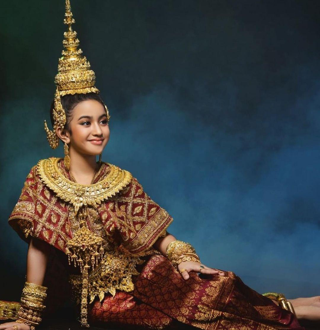 Mang trong mình hai dòng máu Pháp – Campuchia, Jenna may mắn thừa hưởng nét đẹp dịu dàng phương Đông từ mẹ và đường nét sắc sảo phương Tây từ cha. Hơn thế, xuất thân hoàng gia giúp tiểu công chúa có được khí chất thanh tao, quyền quý. Mang trong mình hai dòng máu Pháp – Campuchia, Jenna may mắn thừa hưởng nét đẹp dịu dàng phương Đông từ mẹ và đường nét sắc sảo phương Tây từ cha. Hơn thế, xuất thân hoàng gia giúp tiểu công chúa có được khí chất thanh tao, quyền quý.