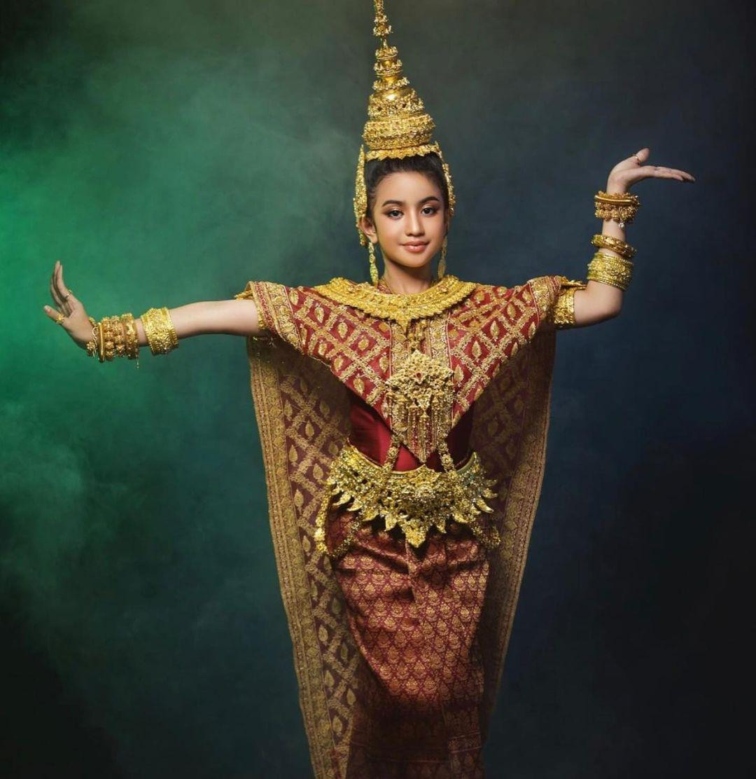 Cô bé được xem là hình mẫu lý tưởng cho thế hệ trẻ và được kỳ vọng sẽ trở thành ngôi sao lớn hàng đầu Campuchia trong tương lai. Cô bé được xem là hình mẫu lý tưởng cho thế hệ trẻ và được kỳ vọng sẽ trở thành ngôi sao lớn hàng đầu Campuchia trong tương lai.