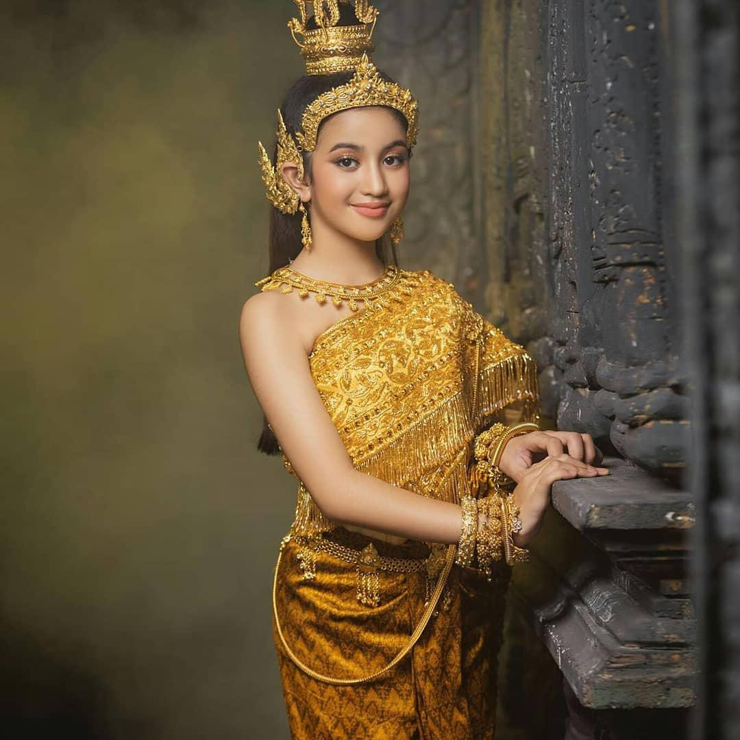 Tiểu công chúa Norodom Jenna sinh ngày 11/8/2011, là con gái thứ hai của Công chúa Norodom Buphary và chắt của cố Quốc vương Campuchia Norodom Sihanouk. Cha của Jenna là người Pháp. Cô bé sinh ra tại Paris, Pháp. Đến năm 2014, tiểu công chúa cùng gia đình chuyển về sinh sống ở Campuchia. Tiểu công chúa Norodom Jenna sinh ngày 11/8/2011, là con gái thứ hai của Công chúa Norodom Buphary và chắt của cố Quốc vương Campuchia Norodom Sihanouk. Cha của Jenna là người Pháp. Cô bé sinh ra tại Paris, Pháp. Đến năm 2014, tiểu công chúa cùng gia đình chuyển về sinh sống ở Campuchia.