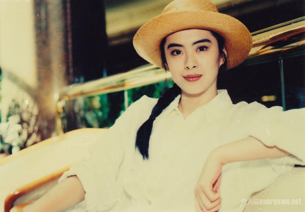 Vị trí thứ 2 thuộc về Vương Tổ Hiền. Người đẹp một thời sinh năm 1967 tại Đài Loan (Trung Quốc). Cô nổi tiếng ở Hong Kong vào những năm 1980 và 1990.