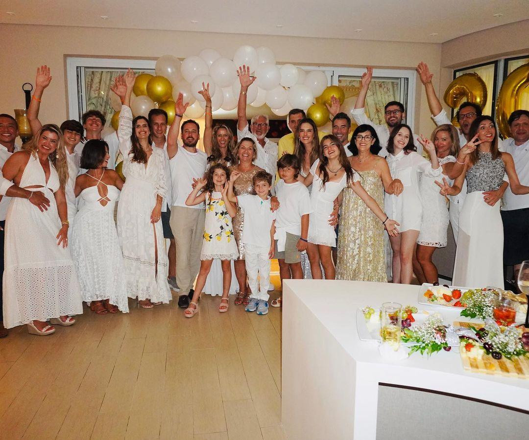 &quot;Chân dài&quot; Brazil đến Florianopolis từ vài tháng trước năm mới. Cô dành nhiều thời gian bên các con và đại gia đình của cô ấy tại quê nhà. Trên mạng xã hội, Ambrosia khoe loạt ảnh đón giao thừa bên gia đình và bạn bè.