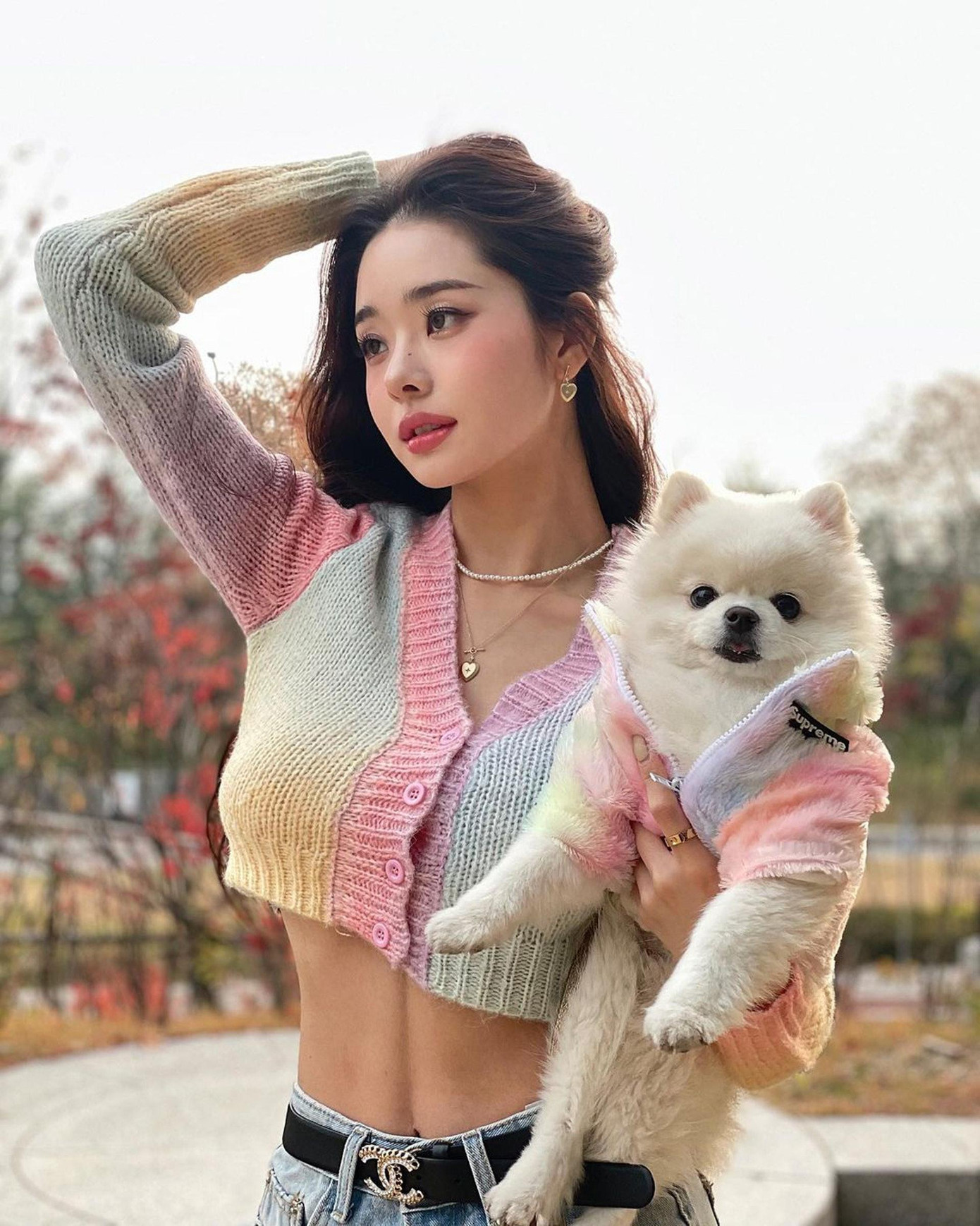 Dù không hé lộ gia thế, nhưng nhìn những hình ảnh do người đẹp chia sẻ trên mạng xã hội, cô có cuộc sống sung túc, giàu có. Trang phục, phụ kiện của cô đều đến từ các thương hiệu xa xỉ như Chanel, LV, Alexander McQueen...