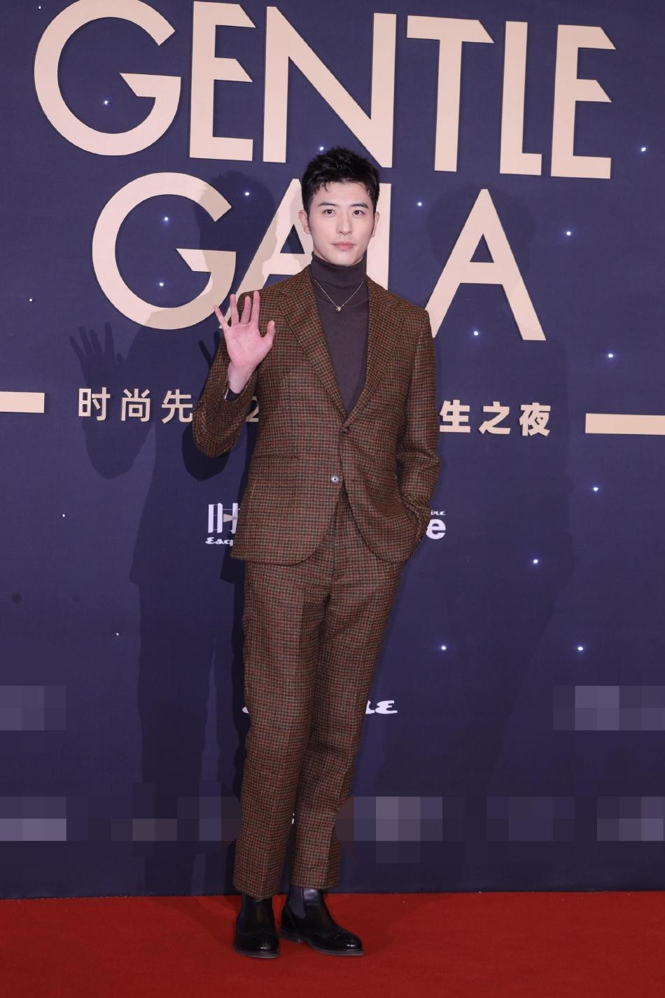 Từ Khai Sinh trông điển trai, nam tính hơn khi để tóc ngắn gọn gàng.