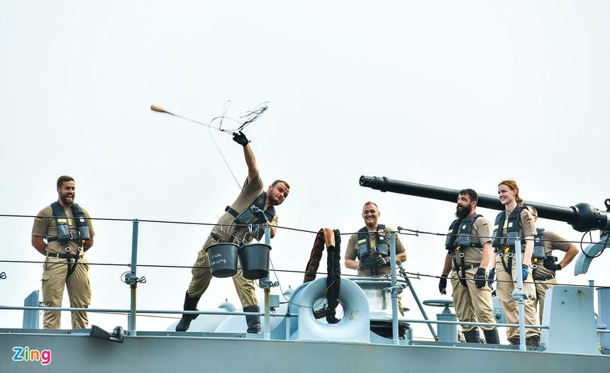 Khinh hạm Bayern có 232 thủy thủ. Thuyền trưởng là trung tá Tilo Kask. Khinh hạm khởi hành từ cảng Wilhelm (Lower Saxony, Đức) đến khu vực Ấn Độ Dương - Thái Bình Dương, ghé thăm nhiều nước, trong đó có Việt Nam. Khinh hạm Bayern có 232 thủy thủ. Thuyền trưởng là trung tá Tilo Kask. Khinh hạm khởi hành từ cảng Wilhelm (Lower Saxony, Đức) đến khu vực Ấn Độ Dương - Thái Bình Dương, ghé thăm nhiều nước, trong đó có Việt Nam.