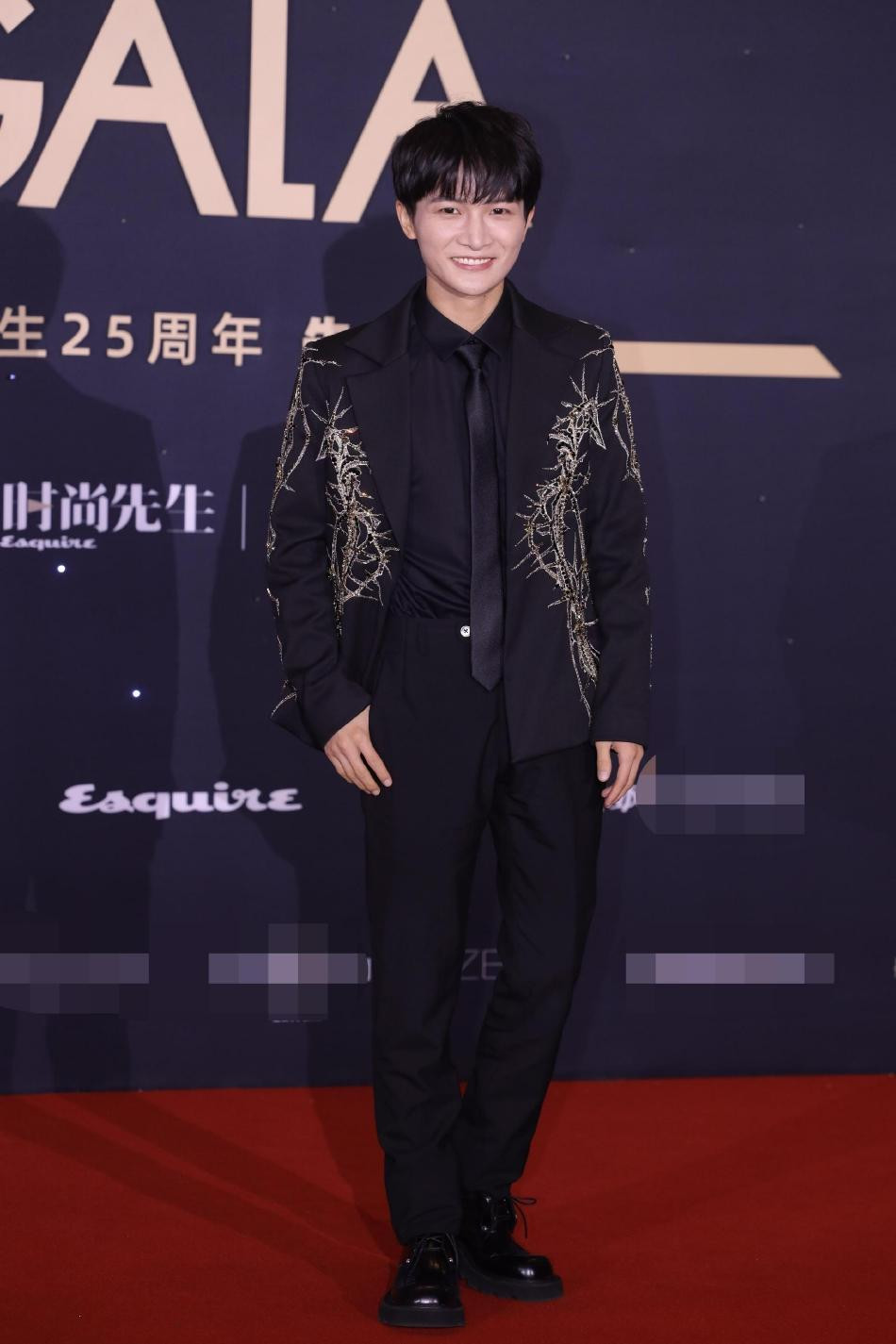 Giọng ca phi giới tính Châu Thâm.