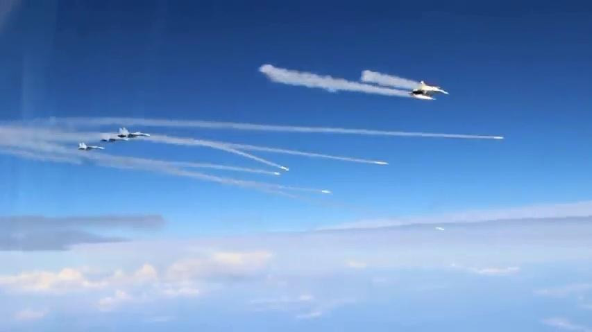 Máy bay tiêm kích Nga phóng loạt tên lửa trong một cuộc huấn luyện. Ảnh cắt từ clip. Máy bay tiêm kích Nga phóng loạt tên lửa trong một cuộc huấn luyện. Ảnh cắt từ clip.