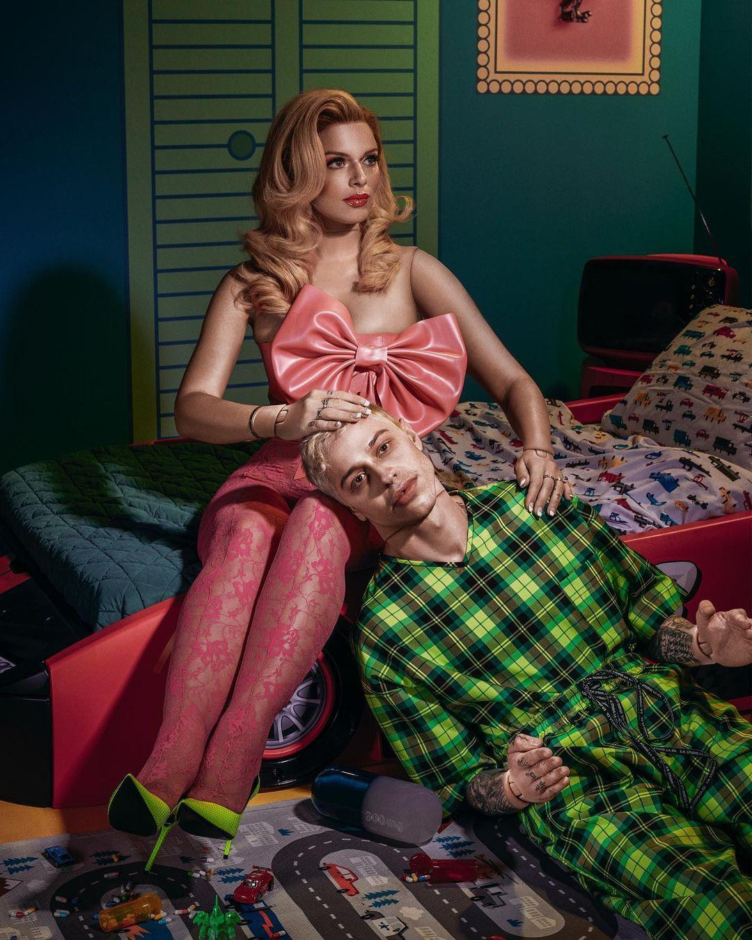 Thú vị hơn, Julia và bạn trai hiện tại của Kim, Pete, từng hợp tác với nhau trong buổi chụp ảnh chủ đề &quot;Búp bê Ken và Barbie&quot; cho tạp chí Paper vào năm 2019.