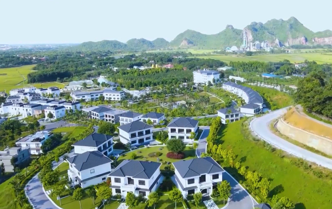 Sau hơn 10 năm được giao đất, đến nay dự án đã hoàn thành đi vào khai thác nhưng chủ đầu tư dự án Khu nhà ở cao cấp Dầu khí Hòa Bình vẫn "chây ì" nợ nghìn tỷ tiền đất. Sau hơn 10 năm được giao đất, đến nay dự án đã hoàn thành đi vào khai thác nhưng chủ đầu tư dự án Khu nhà ở cao cấp Dầu khí Hòa Bình vẫn "chây ì" nợ nghìn tỷ tiền đất.